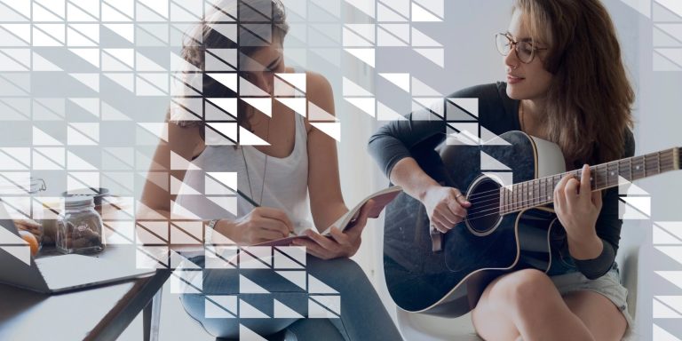 Subvention Ecole de Musique Culture Deux femmes, l'une jouant de la guitare, l'autre prenant des notes, dans un intérieur lumineux.